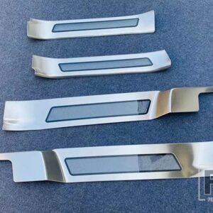 トヨタ シエナ XL40 2021 2022 ステンレスインナー内側ドアシルパネルスカッフプレートキックステップトリムカバープロテクター - With lamp